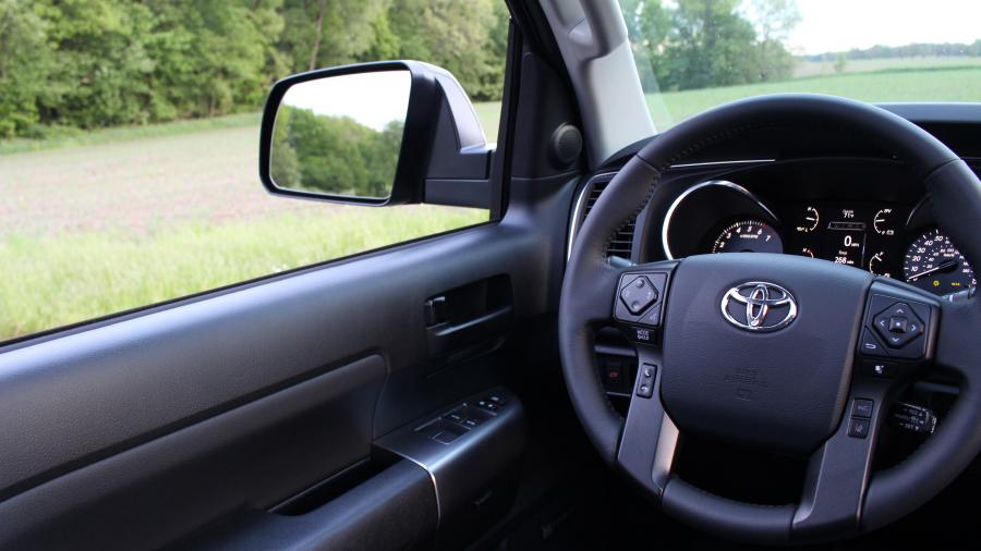 Панель приборов Toyota Sequoia TRD Pro 2020 года  (фото 27 из 44)